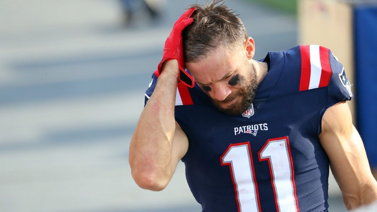 
                <strong>Julian Edelman (New England Patriots)</strong><br>
                Lediglich sechs Spiele absolvierte Julian Edelman in der Saison 2020 für die New England Patriots, viele Verletzungen plagten den Wide Receiver. Laut NFL-Insider Ian Rapoport ist seine Zukunft ungewiss. Leistungsmäßig jedoch kann der MVP des Super Bowl LIII sicher noch mithalten, 2019 war angesichts von 1117 Receiving Yards bei sechs Touchdowns die produktivste Saison seiner bisherigen Karriere.
              