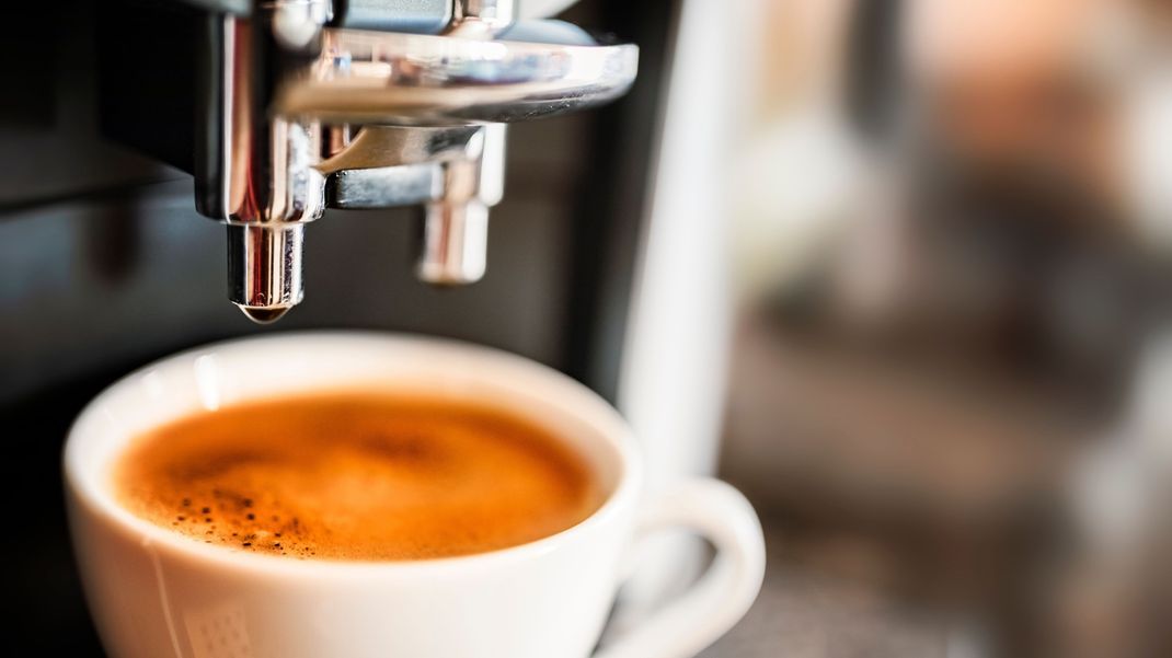 Der Kaffee am Morgen gehört für viele zum Ritual, aber wie gesund ist das Heißgetränk eigentlich?