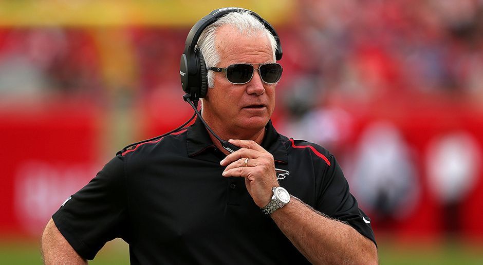 
                <strong>Mike Smith - Defensive Coordinator (Tampa Bay Buccaneers)</strong><br>
                Defensive Coordinator Mike Smith hat genügend Erfahrung als Head Coach gesammelt, als er die Atlanta Falcons von 2008 bis 2014 trainierte. Das Wichtigste: Smith hat als Head Coach eine positive Bilanz (66 Siege - 46 Niederlagen), er wird deshalb wohl immer wieder als möglicher Kandidat für den Job als Haupttrainer vorgeschlagen werden.
              