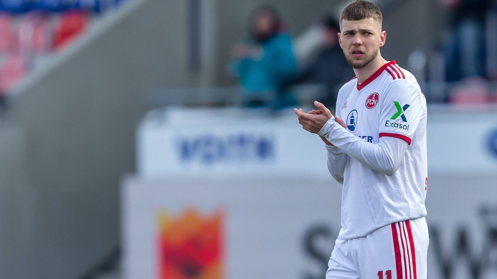 
                <strong>Erik Shuranov (1. FC Nürnberg)</strong><br>
                Ein weiterer Schlüsselakteur der Franken ist Erik Shuranov. Wie Krauß ist auch er U21-Nationalspieler, kam aber bisher zumeist über Einwechslungen, doch selbst die gab es zuletzt nicht mehr. Nur drei Mal in den letzten acht Spielen kam Shuranov zum Einsatz, bis zum 19. Spieltag noch stand er in jedem Spiel auf dem Platz. In der Saisonschlussphase kann Nürnberg einen Torjäger gebrauchen, da wäre es nur allzu begrüßenswert, wenn Shuranov wieder an seine Form aus 2021 anknüpfen könnte.
              