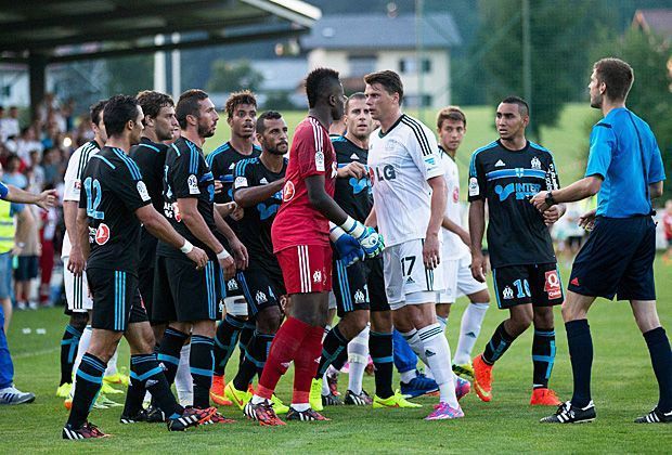 
                <strong>Wilde Rauferei bei Leverkusen gegen Marseille</strong><br>
                Hier nimmt Leverkusens Sebastian Boenisch Körperkontakt mit seinem Gegenspieler auf.
              