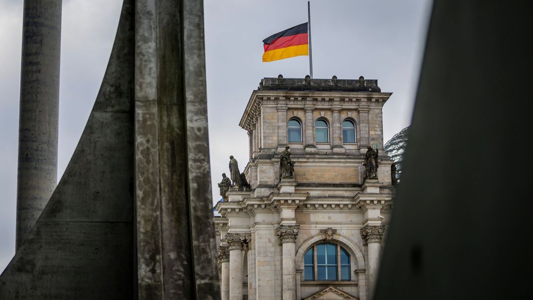 Die Flagge auf dem Reichstagsgebäude weht anlässlich des Internationalen Tags des Gedenkens an die Opfer des Holocaust auf Halbmast. Die Vereinten Nationen haben den 27. Januar zum Holocaust-Gedenktag ausgerufen. Am 27. Januar 1945 hatten Soldaten der Roten Armee die Überlebenden des deutschen Konzentrations- und Vernichtungslagers Auschwitz im besetzten Polen befreit.