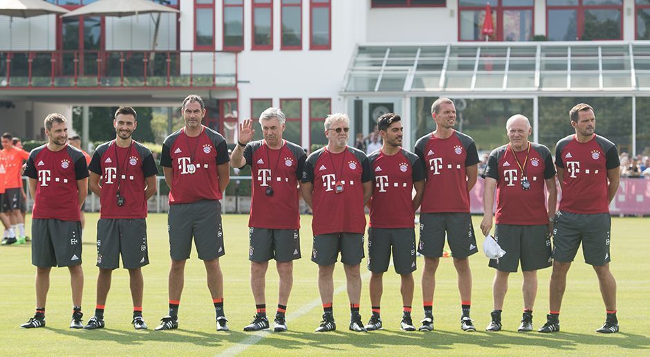 
                <strong>Trainerstab</strong><br>
                Natürlich musste zuerst der neue Trainerstab von Ancelotti vorgestellt werden. Von links nach rechts: Fitnesstrainer Francesco Mauri, Co-Trainer und Trainersohn Davide Ancelotti, Co-Trainer Paul Clement, Carlo Ancelotti, Fitnesstrainer Giovanni Mauri, Ernährungstrainer und Schwiegersohn Mino Fulco, Leiter Gesundheit und Fitness Holger Broich, Co-Trainer Hermann Gerland und Torwarttrainer Toni Tapalovic.
              