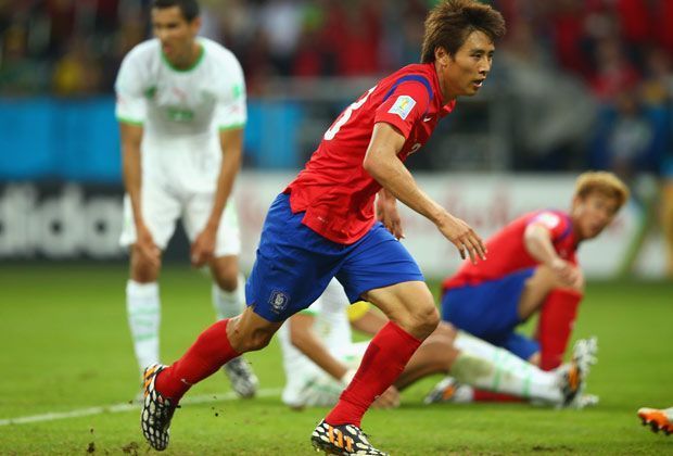 
                <strong>Ja-Cheol Koo (1 Tor, Südkorea, FSV Mainz 05)</strong><br>
                Aus kurzer Distanz vollstreckt: Südkoreas Kapitän Ja-Cheol Koo nutzt im Spiel gegen Algerien seine erste Chance und netzt zum 2:4-Endstand ein. Dabei ist der Mainzer eigentlich mehr für die Ordnung im Spiel der Asiaten zuständig, doch Torjägerqualitäten hat er auch.
              