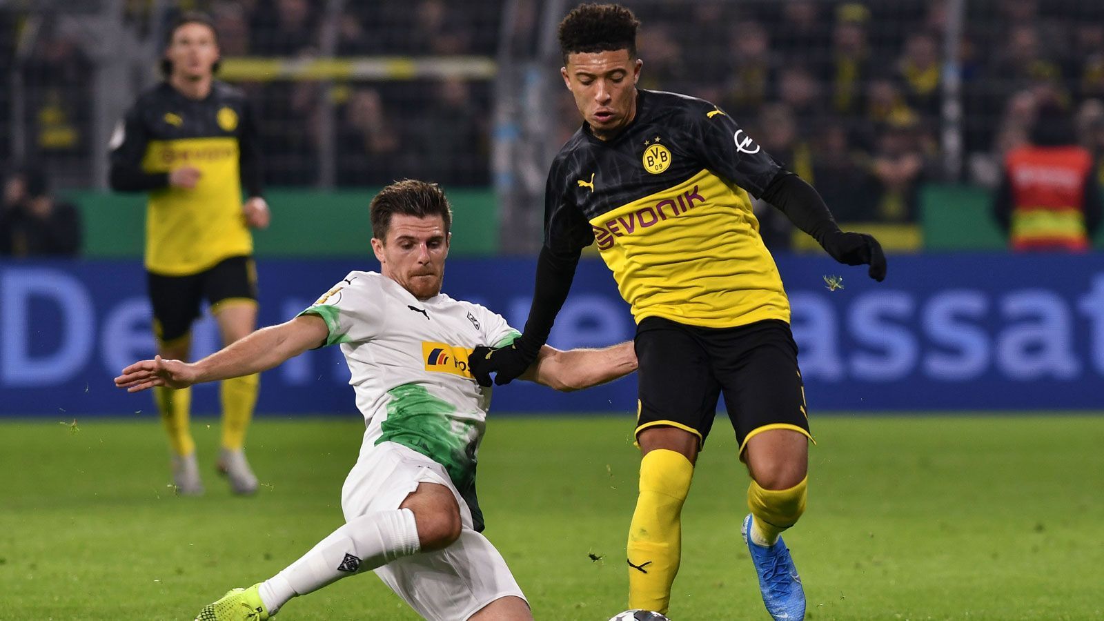 
                <strong>Jadon Sancho (Borussia Dortmund)</strong><br>
                Zwar tritt der Engländer selten in Erscheinung, avanciert mit Ball am Fuß aber oft zum Unruheherd. Mit seinen starken Dribblings stellt er die Gäste nur vereinzelt vor Probleme. Ein Abschluss in vielversprechender Position misslingt jedoch, mit dem zweiten Versuch leitet Sancho das 1:1 ein. ran-Note: 3
              