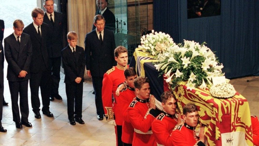 Prinz William, Graf Spencer, Prinz Harry und Prinz Charles folgen am 06.09.1997 dem Sarg Prinzessin Dianas zur Trauerfeier in die Londoner Westminster Abtei. Dianas tragischer Tod ist erst wenige Tage vergangen. 