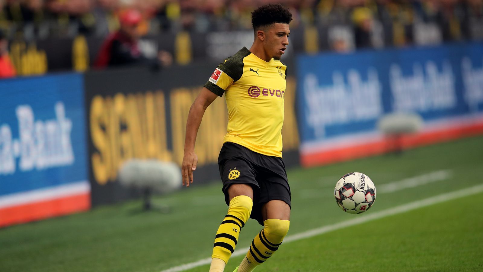 
                <strong>Jadon Sancho (Borussia Dortmund)</strong><br>
                Es dauert lange, bis der junge Engländer ins Spiel findet. In der Druckphase der Bayern Anfang der ersten Halbzeit muss er viel hinten aushelfen. Seine explosive Spielweise kann er zu Beginn kaum zeigen, was aber auch daran liegt, dass der BVB insgesamt wenig Zugriff auf das Spiel findet. Ballverluste und Missverständnisse gehen allerdings klar auf sein Konto. Immer wieder laufen Dortmunder Angriffe über die rechte Seite ins Leere. In der zweiten Halbzeit spielt Dortmund dann offensiver, und sofort zeigt Sancho seine Qualitäten. Ein "Assist" (sein Steilpass auf Reus führt zum Elfmeter) und viel Engagement sprechen eine deutliche Sprache. ran-Note: 3
              