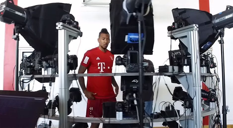 
                <strong>Jerome Boateng bei FIFA17-Facescan</strong><br>
                EA Sports und der FC Bayern München gehen eine Kooperation ein. Dank Face- und Body-Scan werden die Spieler des Rekordmeisters in FIFA 17 realistischer aussehen als je zuvor. ran.de zeigt, wie die Bayern-Stars im kommenden FIFA aussehen werden.
              