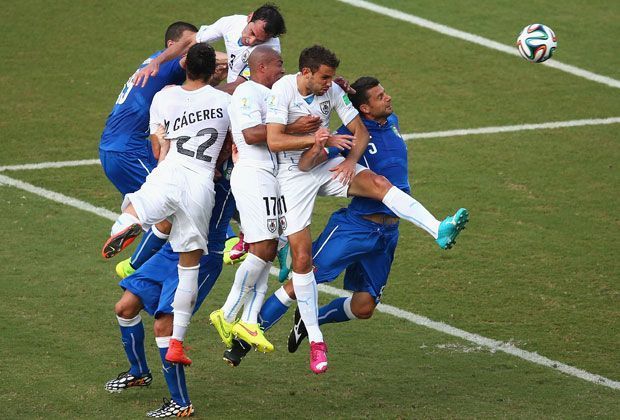 
                <strong>Italien vs. Uruguay (0:1) - Das goldene Tor</strong><br>
                Unglaublich! Aus diesem Gewühl heraus köpft Diego Godin den goldenen 1:0-Siegtreffer und Uruguay ins Achtelfinale. Für Italien ist die Weltmeisterschaft damit auch schon wieder vorbei.
              