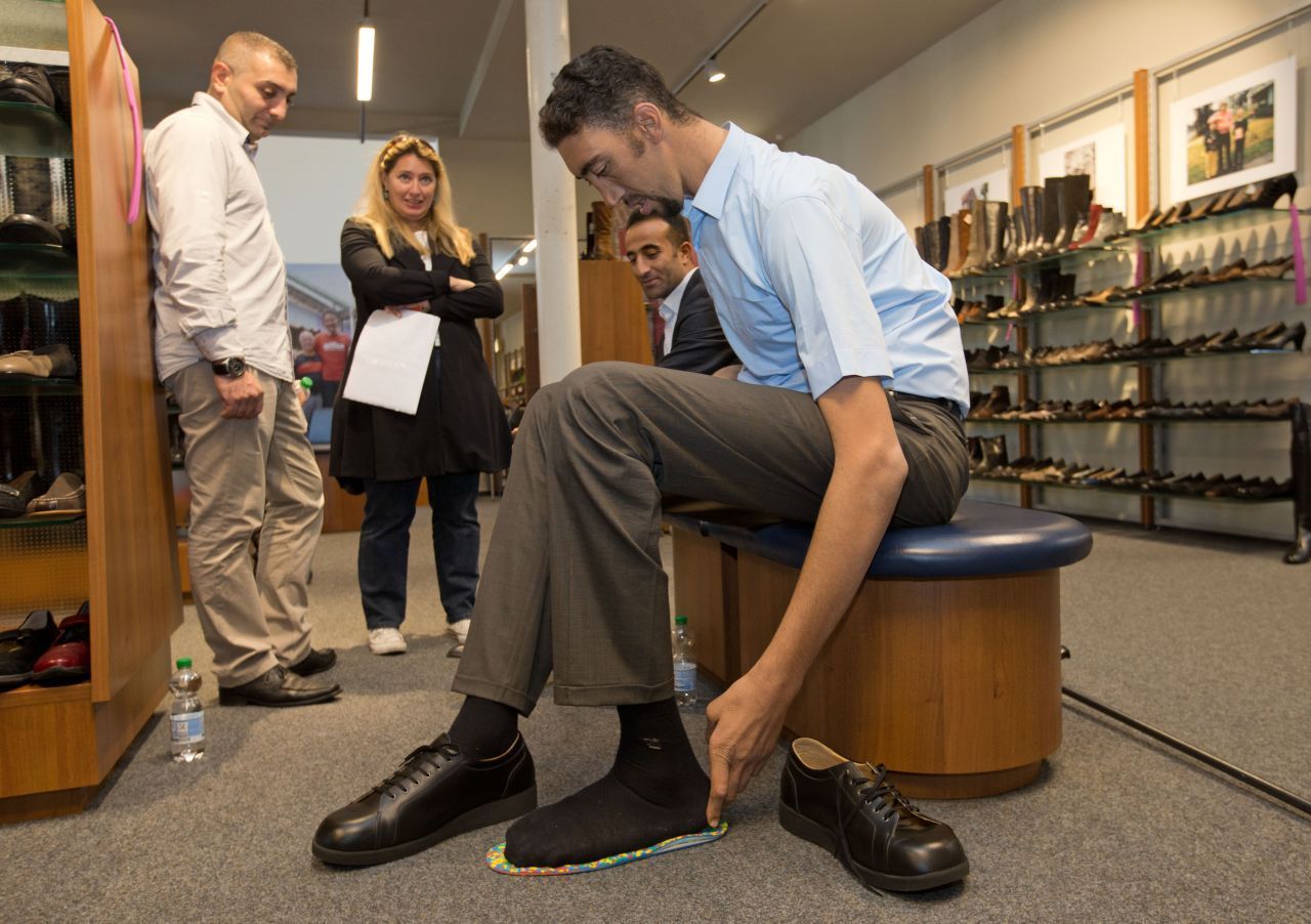 Kösen braucht mit seiner Schuhgröße 62 auch extra für ihn angefertigte Schuhe.