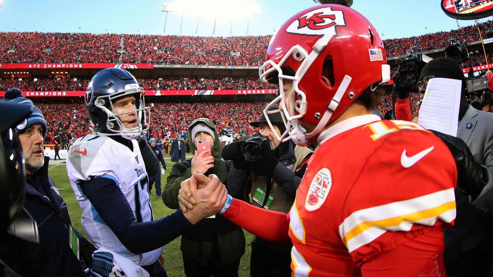 
                <strong>AFC Championship Game</strong><br>
                Das Quarterback-Duell mit Ryan Tannehill ging klar an Mahomes (re.).
              