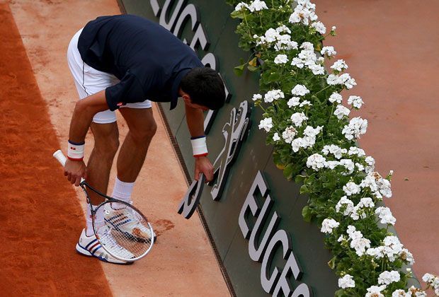 
                <strong>Novak Djokovic wütet in Roland Garros</strong><br>
                Bleibt nur die Frage: Wie bekommt der "Djoker" das abgefallene "P" wieder an die beschädigte Bande?
              