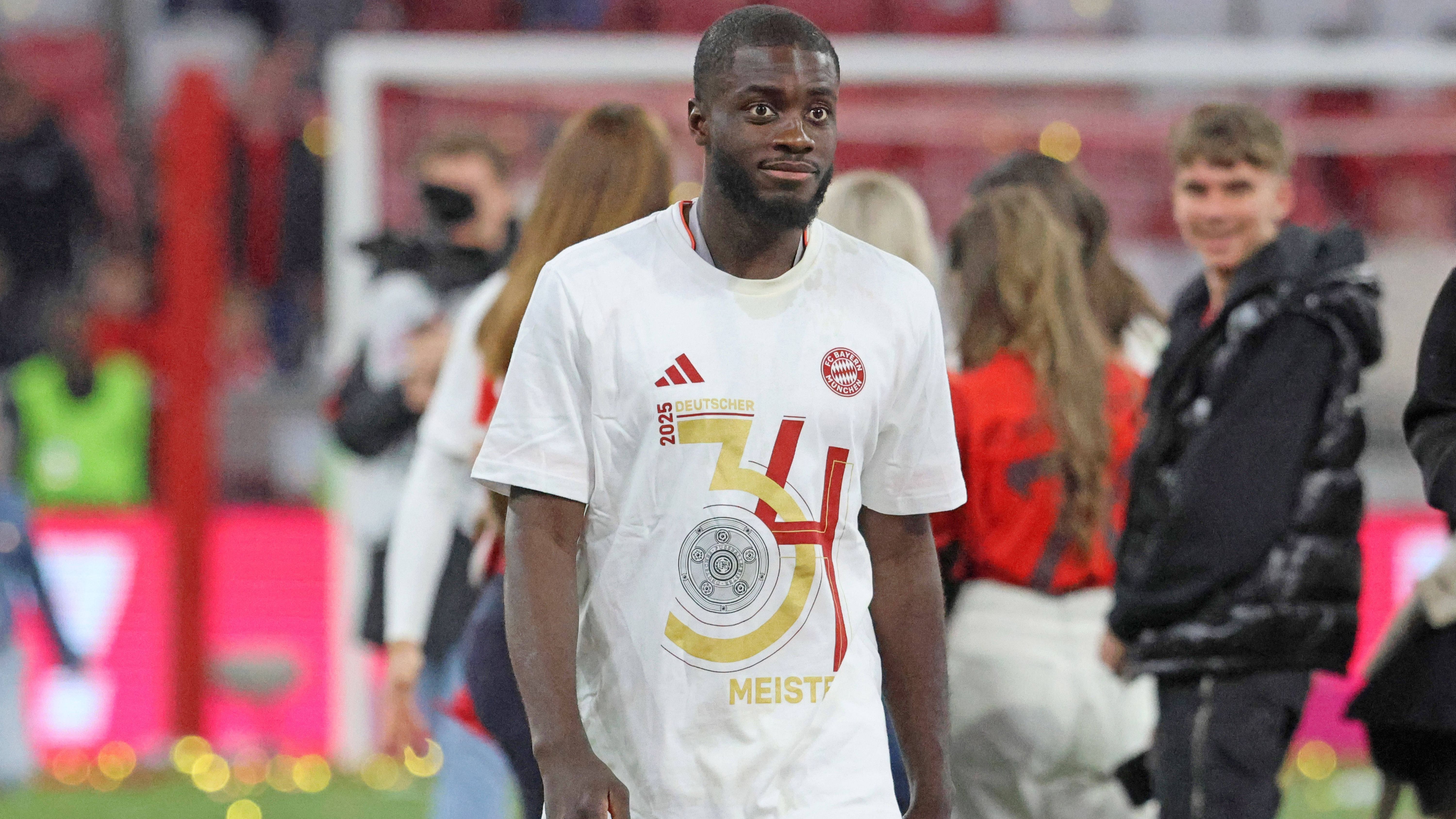 <strong>Dayot Upamecano (FC Bayern München)</strong><br>"Upa" ist noch bis 2026 vertraglich gebunden. Verhandlungen über eine Verlängerung sind aber ins Stocken geraten. Die Mega-Verträge für Jamal Musiala, Alphonso Davies und Joshua Kimmich sind auch bei dem Franzosen angekommen, ähnliche Forderungen wären nicht vewunderlich. Sollten sich Klub und Spieler nicht einigen, dürfte er noch in diesem Sommer verkauft werden, um einen ablösefreien Abgang zu verhindern.
