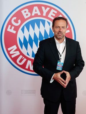 
                <strong>Premiere von "Wembley - Football is coming hoam"</strong><br>
                Er ist der Mann hinter der Kamera: Der ehemalige Sportmoderator Rene Hiepen hat das "Sommermärchen" des FC Bayern produziert
              