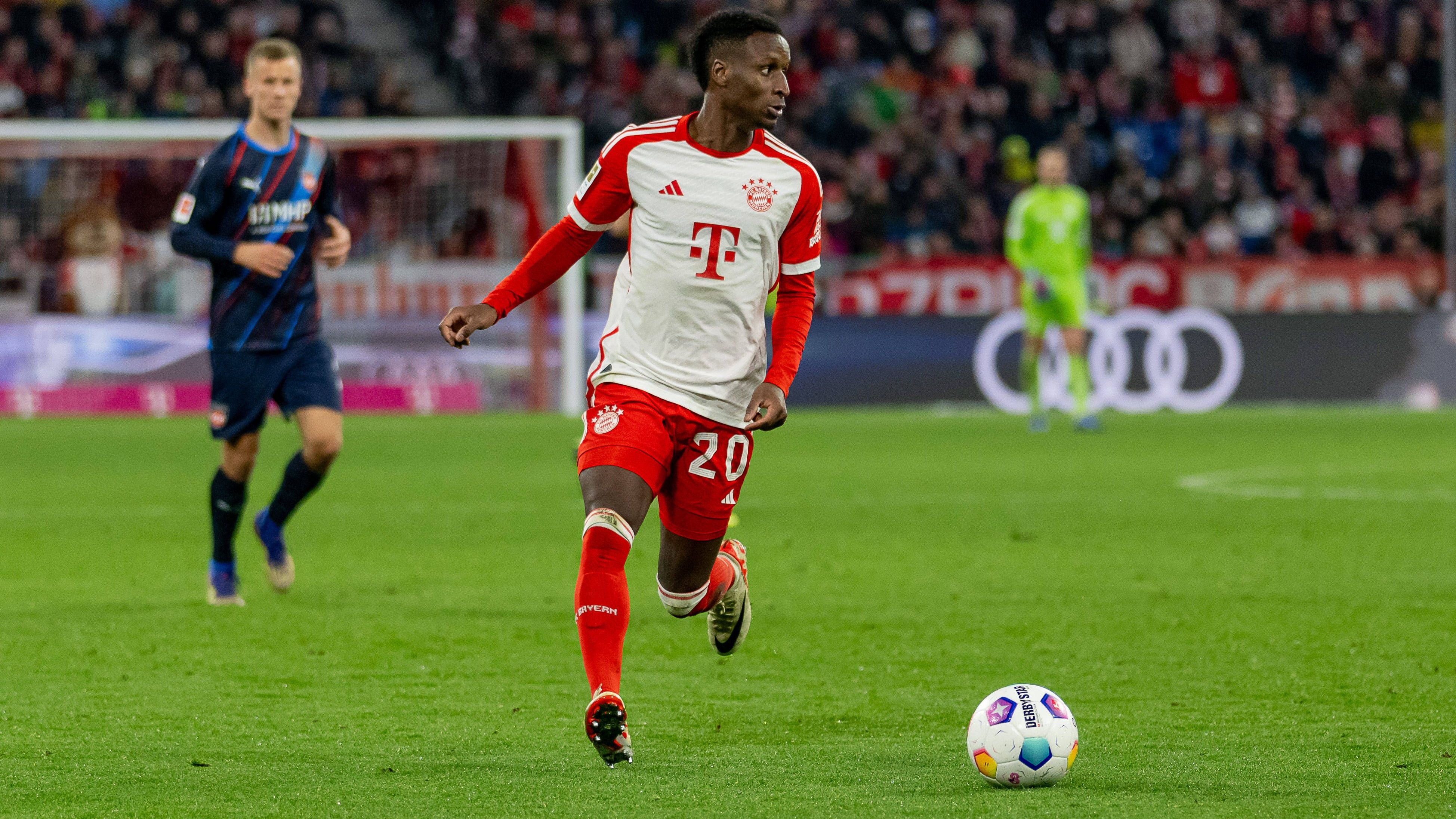 <strong>Bouna Sarr (Vertrag bis 2024)</strong><br>Der Senegalese steht seit Oktober 2020 beim FC Bayern unter Vertrag, stand seither in 33 Partien auf dem Platz (1.290 Minuten) und galt in jedem Transferfenster als Verkaufskandidat. Kam in dieser Saison, mangels Alternativen, häufiger zum Einsatz. Dass die Münchner den Vertrag mit dem 31-Jährigen verlängern, bleibt trotzdem unwahrscheinlich.