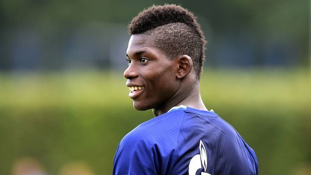 
                <strong>Breel Embolo</strong><br>
                Breel Embolo: Der Schweizer kam im Sommer 2016/17 für 27 Millionen Euro vom FC Basel nach Gelsenkirchen. Im Rennen um den beliebten Youngster konnte Heidel wohl auch einige Spitzenklubs ärgern.
              