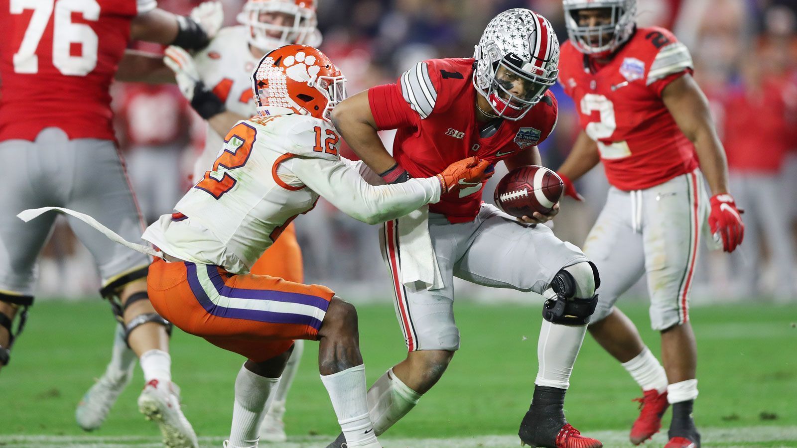 
                <strong>Das lange Warten auf Titel Nummer Neun</strong><br>
                Drei Spiele trennen die Buckeyes noch von einer ungeschlagenen Saison, ihre Gegner Illinois, Michigan State und die Michigan Wolverines zählen dabei nicht zu den besten 25 Mannschaften des Landes. 2019 beendete Ohio State die Spielzeit ungeschlagen und auf dem ersten Platz der Playoff-Setzliste, eine Niederlage im Fiesta Bowl gegen Clemson (23:29) beendete dann aber alle Hoffnungen auf einen neunten Meistertitel.
              