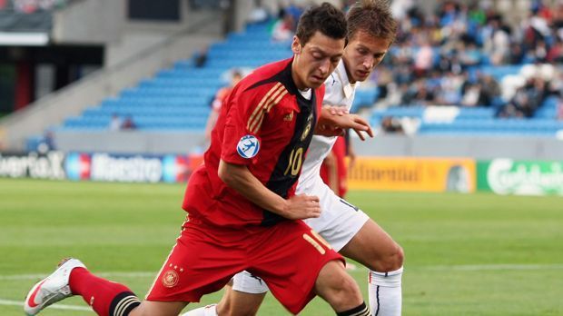 
                <strong>Mesut Özil (Deutschland)</strong><br>
                Mesut Özil (Deutschland): Der Arsenal-Star hatte im U21-EM-Endspiel 2009 gegen England seinen ganz großen Auftritt. Beim 4:0-Sieg erzielte Özil einen Treffer selbst und bereitete zwei weitere vor. Insgesamt brachte es der Mittelfeld-Star bei der EM-Endrunde auf vier Assists. Ein Jahr später glänzte er dann schon bei der WM in Südafrika unter Bundestrainer Joachim Löw und wechselte anschließend zu Real Madrid.
              