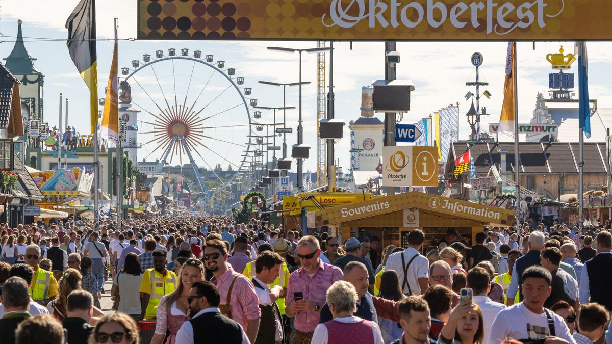 Wiesn-Besucher gehen beim 188. Münchner Oktoberfest über das Gelände.