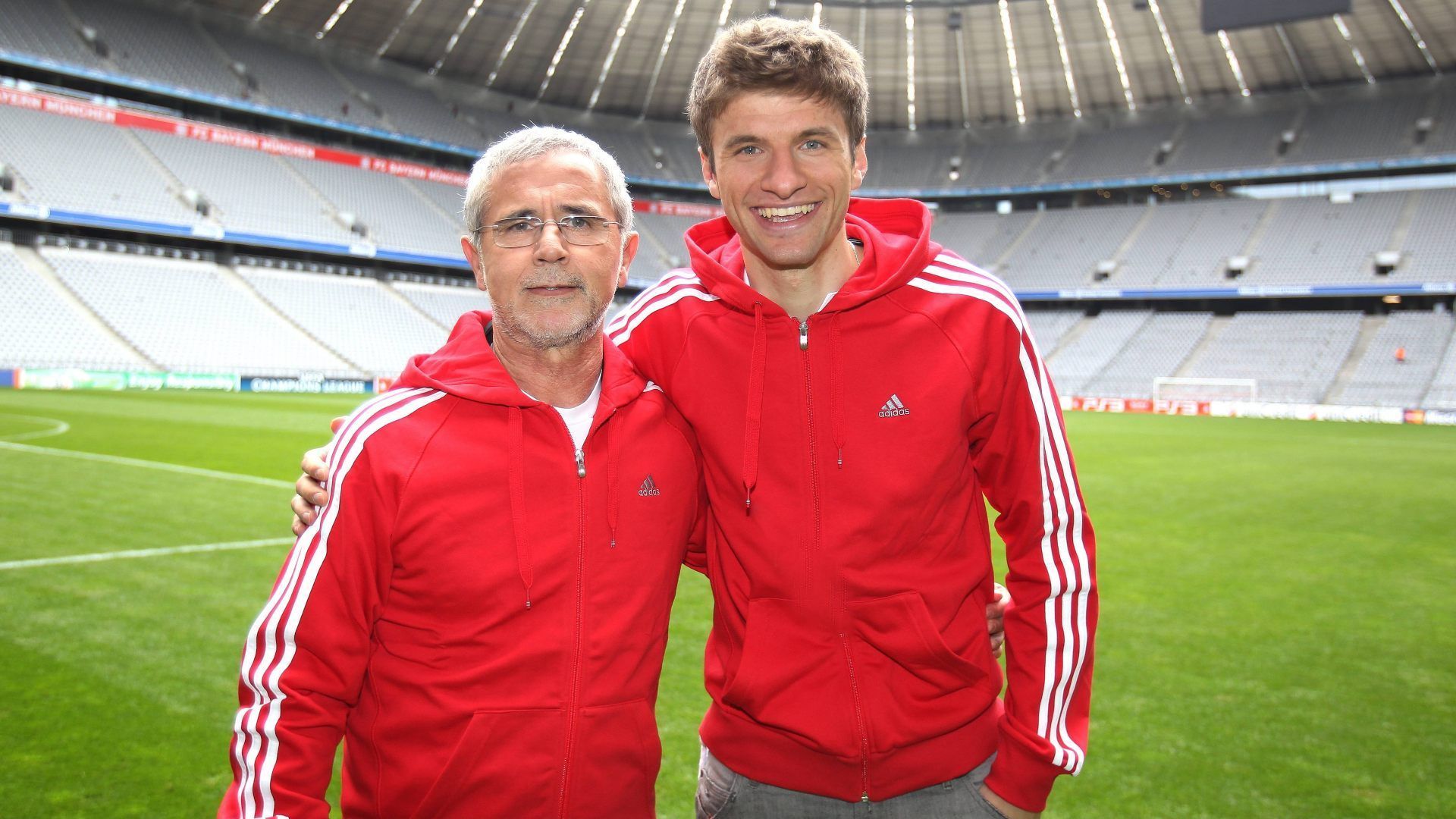 
                <strong>"Müllert" es zum 500. Mal gegen Gladbach? </strong><br>
                Mit seinem nächsten Tor in der Bundesliga könnte Thomas Müller sich und seinem kürzlich verstorbenen Namensvetter Gerd Müller eine große Ehre erweisen. Trifft er nämlich ein weiteres Mal, hätte er zusammen mit dem "Bomber der Nation" insgesamt 500. Tore in Deutschlands höchster Spielklasse erzielt - 500 Mal hätte es dann "gemüllert". Vor dem Bundesliga-Kracher gegen Borussia Mönchengladbach (am Freitag ab 18:55 Uhr live in SAT.1 und im Livestream auf ran.de) zeigt ran die wichtigsten Statistiken und Erfolge von Thomas Müller. 
              