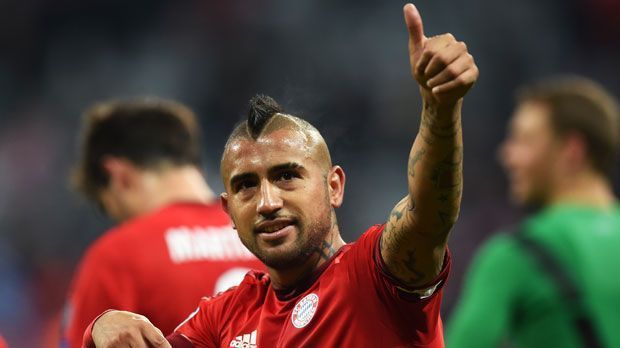 
                <strong>Arturo Vidal (37 Mio Euro)</strong><br>
                2011 hatte Arturo Vidal einen angeblich fest vereinbarten Wechsel zum FC Bayern noch platzen lassen. Damals schwor ein verärgerter Karl-Heinz Rummenigge, dass der Chilene auch in Zukunft niemals in München spielen werde. Vor der Saison 2015/16 änderte der Bayern-Boss seine Meinung und ließ sich den selbsternannten Krieger 37 Millionen Euro kosten. Zum Glück für alle Bayern-Fans. Mit seiner Zweikampfstärke und seinem unbändigen Siegeswillen gilt Vidal als legitimer Nachfolger des großen Mark van Bommel. Vidal ist seit zwei Jahren ein Erfolgsgarant für die Bayern. 
              