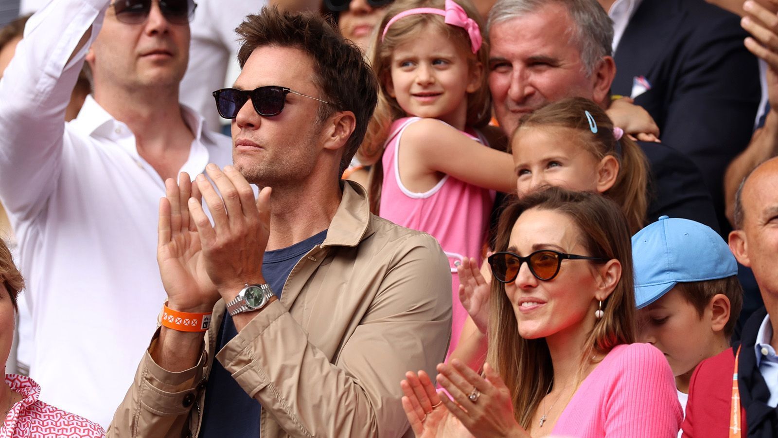 
                <strong>Tom Brady und Jelena Djokovic</strong><br>
                Der "GOAT" fiebert an der Seite von Djokovic-Gattin Jelena mit. 
              