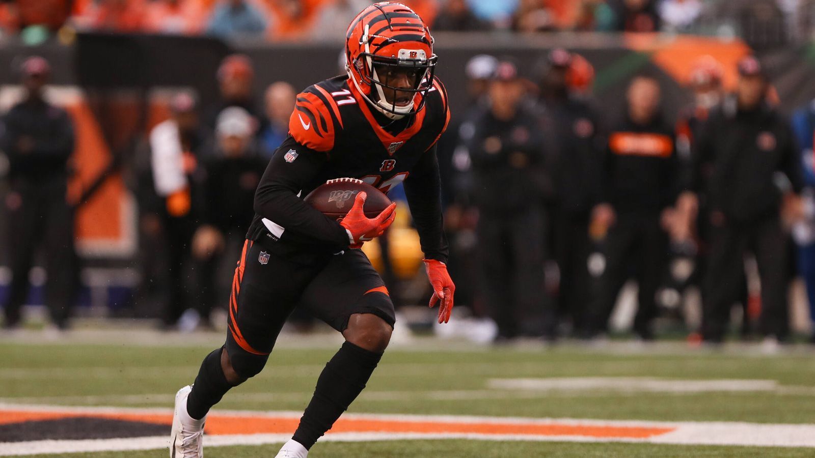 
                <strong>John Ross (Cincinnati Bengals)</strong><br>
                John Ross machte bei der Draft Combine 2017 auf sich aufmerksam, als er den Rekord beim 40-Yard-Dash brach und mit 4,22 Sekunden eine sensationelle Zeit aufstellte. In der NFL konnte der Speedster jedoch nie wirklich überzeugen, Verletzungen hielten Ross stets zurück. Die Bengals zogen die Vertragsoption für Ross nicht, so wird der Receiver 2021 Free Agent. Zudem bekommt Ross mit Tee Higgins Konkurrenz. Liefert Ross in Cincinnati in der kommenden Saison nicht ab, muss sich der Wide Out wohl bald ein neues Team suchen.
              