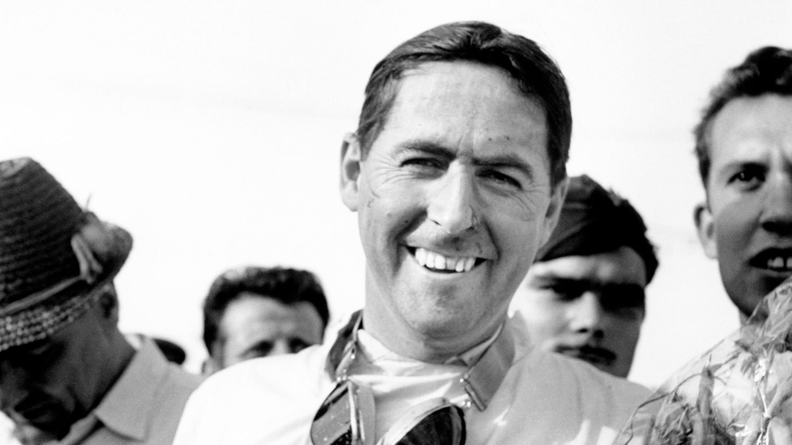 
                <strong>Jack, David und Gary Brabham</strong><br>
                Der 2014 verstorbene Sir Jack Brabham wurde drei Mal Weltmeister (1959, 1960, 1966), mit Cooper holte er zwei Titel sowie 1966 mit seinem eigenen Team und einem selbst konstruierten Boliden den dritten. Er prägte die Königsklasse 15 Jahre lang. 
              