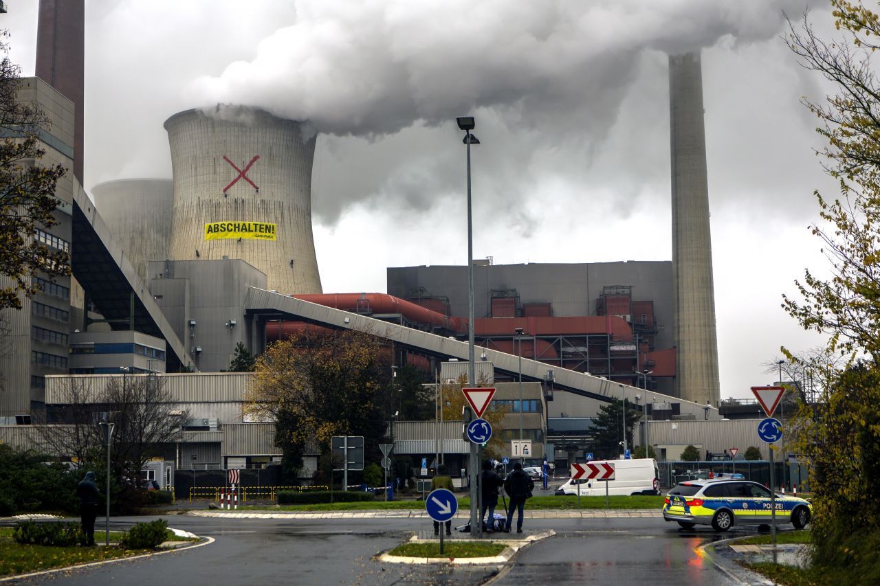 Ein großes rotes "X" auf dem Kühlturm des Neurather Atomkraftwerks in Nordrhein-Westfalen. Dazu die Aufforderung, den Atommeiler abzuschalten.
