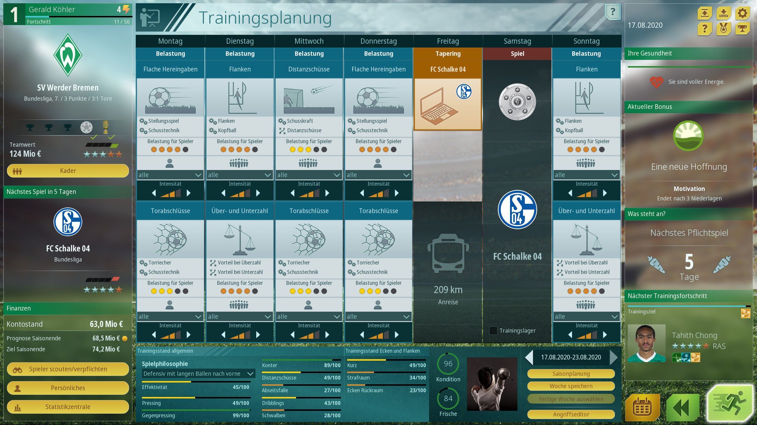 
                <strong>Das Heads Up Display des virtuellen Trainers</strong><br>
                Der virtuelle Schreibtisch des Trainers sieht im neuen Manager-Spiel so aus. Nicht nur gibt es Infos über den nächsten Gegner, sondern auch die Strecke der Anreise wird angezeigt, die sich wiederum auf die Fitness der Spieler auswirkt. Zusätzlich kann man Trainingsinhalte anpassen.
              