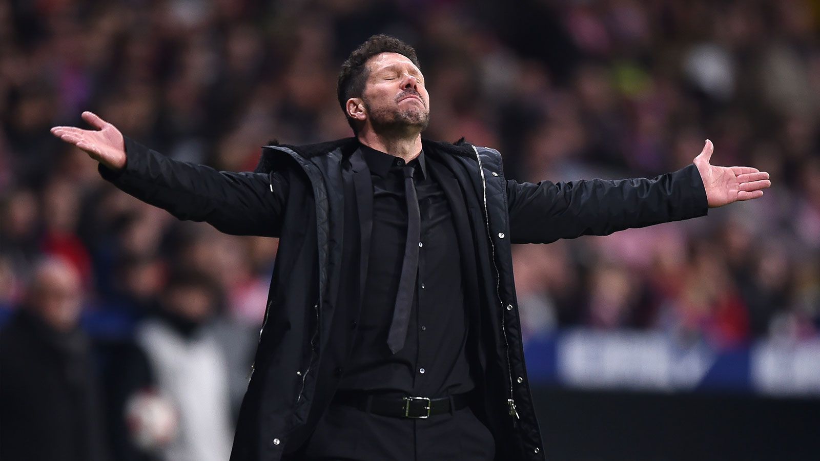 
                <strong>Trainer Simeone: Klare Philosophie und eingespielte Truppe</strong><br>
                … und kann sich weiterhin auf seine Philosophie verlassen: Diego Simeone möchte eine eingespielte Kämpfertruppe, die alles für den Sieg gibt. Schon als Spieler sah er mehr gelbe Karten, als er Tore schoss. Diesen "Biss", diese Mentalität möchte Simeone von seiner Mannschaft sehen. Der Argentinier holte Atletico seit seinem Amtsantritt in der Saison 2011/12 zurück aus der Bedeutungslosigkeit, formte den Arbeiterverein zu einem internationalen Spitzenklub und holte 2014 die Meisterschaft. Im Schnitt stehen in der Ära Simeone starke 2,03 Punkte pro Spiel. Der Trainer verlässt sich dabei stets auf das bewährte 4-4-2-System und die eingespielte Defensive. Eines steht ohnehin fest: An der Seitenlinie wird Simeone weiter wild "rumfuchteln" und sein Team nach vorne peitschen. Und zur elften Meisterschaft führen?
              