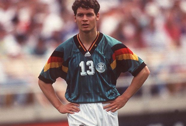 
                <strong>Karlheinz "Kalla" Pflipsen (13.06.1993)</strong><br>
                Mit Karlheinz "Kalla" Pflipsen schaffte es eine Gladbach-Ikone ins DFB-Dress. Im Rahmen eines Vier-Nationen-Turniers darf Pflipsen unter Berti Vogts gegen die USA ran.
              