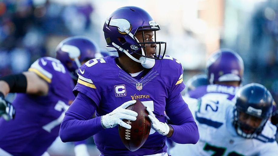 <strong>Platz 19: Teddy Bridgewater</strong><br>In seinen ersten beiden Spielzeiten sah Teddy Bridgewater nach einer guten Wahl aus. Eine solide Rookie-Saison ließ der QB eine Nominierung zum Pro Bowl folgen. Durch eine schwere Knieverletzung folgte der Abstieg bei den Minnesota Vikings und ein BackUp-Rolle bei den New Orleans Saints. 2020 versuchte er es noch mal als Starter bei den Carolina Panthers, 2021 bei den Denver Broncos.