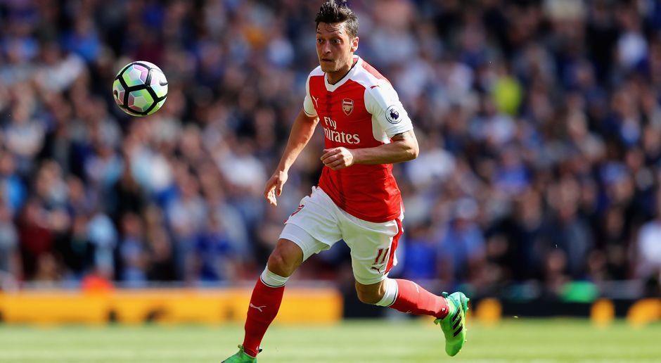 
                <strong>Mesut Özil</strong><br>
                Özil pokert momentan um einen neuen Vertrag bei den "Gunners". Der 28-Jährige möchte deutlich mehr Gehalt als bisher. Wie die "Daily Mail" berichtet, soll Arsenal bereit sein, ihm ein Jahresgehalt von 16 Millionen Euro anzubieten. Damit wäre Özil der bestbezahlte Profi der Londoner. Trotzdem soll das dem Weltmeister noch nicht reichen. Er fordert angeblich 20 Millionen Euro Gehalt pro Jahr. Wenn beide Parteien keine Einigung erzielen, könnte Özil nächsten Sommer ablösefrei wechseln.
              