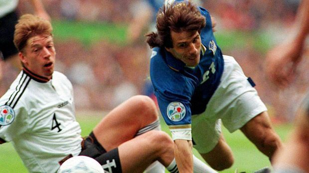 
                <strong>EM 1996 Vorrunde</strong><br>
                EM 1996: Der bislang letzte deutsche Europameister-Titel begann in einer Gruppe mit dem späteren Finalgegner Tschechien, Russland und Italien. Das Team von Berti Vogts setzte sich mit sieben Punkten als Gruppensieger durch. Nur gegen Italien (0:0) konnten Steffen Freund (li.) und Co. nicht gewinnen.
              