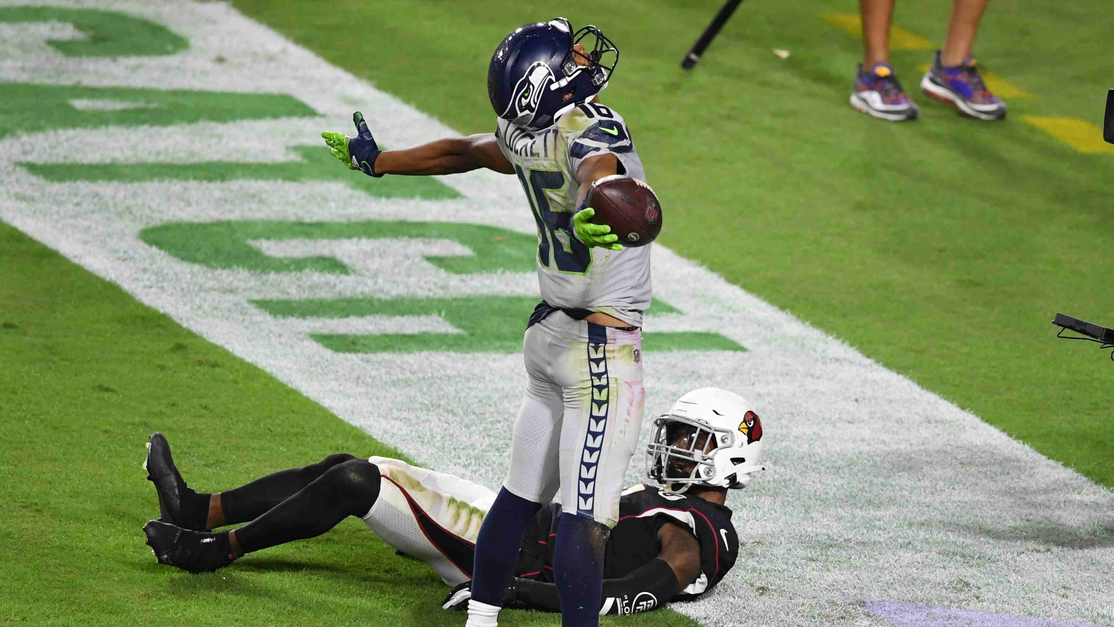 
                <strong>Wide Receiver: Tyler Lockett - 38 Punkte </strong><br>
                Es war einer dieser Tage, bei dem es schien, dass Tyler Lockett alles was er versucht gelingen würde. Er kam auf unfassbare 200 Receiving Yards sowie drei Receiving Touchdowns. Quarterback Russell Wilson visierte ihn in diesem Spiel gleich 20 (!) Mal an, wovon er 13 Pässe auch fangen konnte. Ein absolutes Monster-Spiel von Lockett bringt den Fantasy Managern unglaubliche 38 Punkte. 
              
