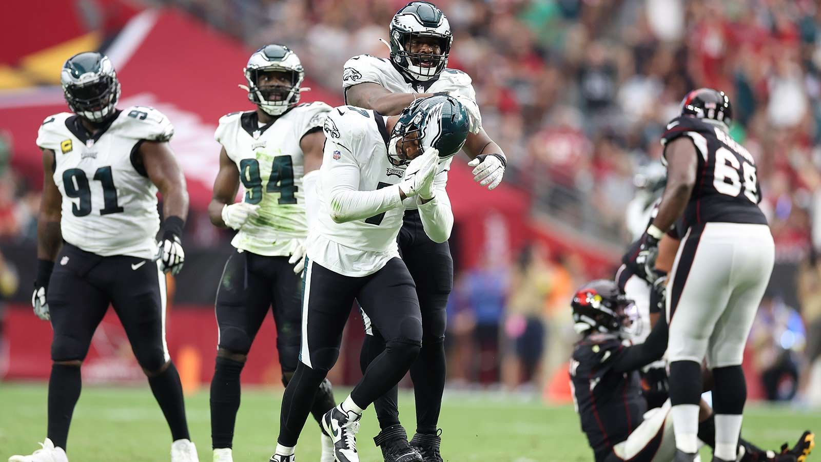 
                <strong>Philadelphia Eagles – DT</strong><br>
                Es dürfte unmöglich für die Philadelphia Eagles sein, das Niveau der Defensive Line aus der vergangenen Saison zu halten. Doch die Abgänge von Javon Hargrave und anderen alternden Stars könnten durch das Heranführen junger Spieler zumindest abgemildert werden. Besonders auf der Position des Defensive Tackle könnte Fletcher Cox etwas Entlastung vertragen, nachdem Rookie Jordan Davis bisher eher schwach performte.
              