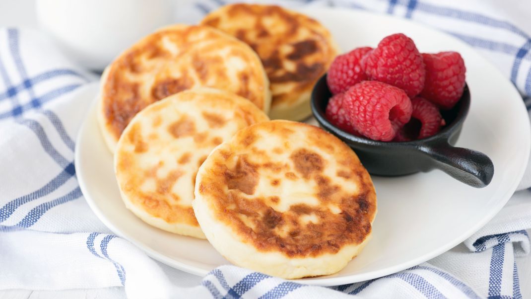 Hüttenkäse kannst du auch in süßen Speisen verwenden, zum Beispiel für Protein-Pancakes. Unten gibt's noch mehr Tipps.
