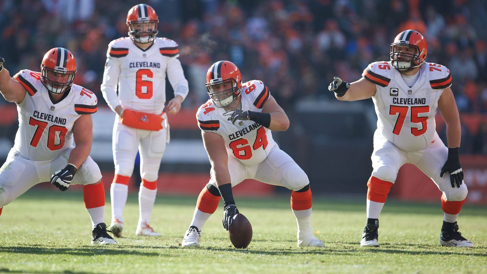 
                <strong>Platz 7: Cleveland Browns</strong><br>
                Baker Mayfield spielte in der vergangenen Saison klar unter seinen Möglichkeiten, die Leistung seiner Offensive Line hatte darauf aber einen nicht zu unterschätzenden Anteil. Daher haben die Browns ihre Problemzone in der Offseason adressiert und mit Jack Conklin und Jedrick Wills Jr. die Tackle-Positon rundum erneuert. Zusammen mit JC Tretter und Joel Bitonio hat der neue Head Coach Kevin Stefanski plötzlich eine starke Einheit beisammen, einzig Wyatt Teller muss sich nach einer schlechten Spielzeit als Right Guard steigern. 
              