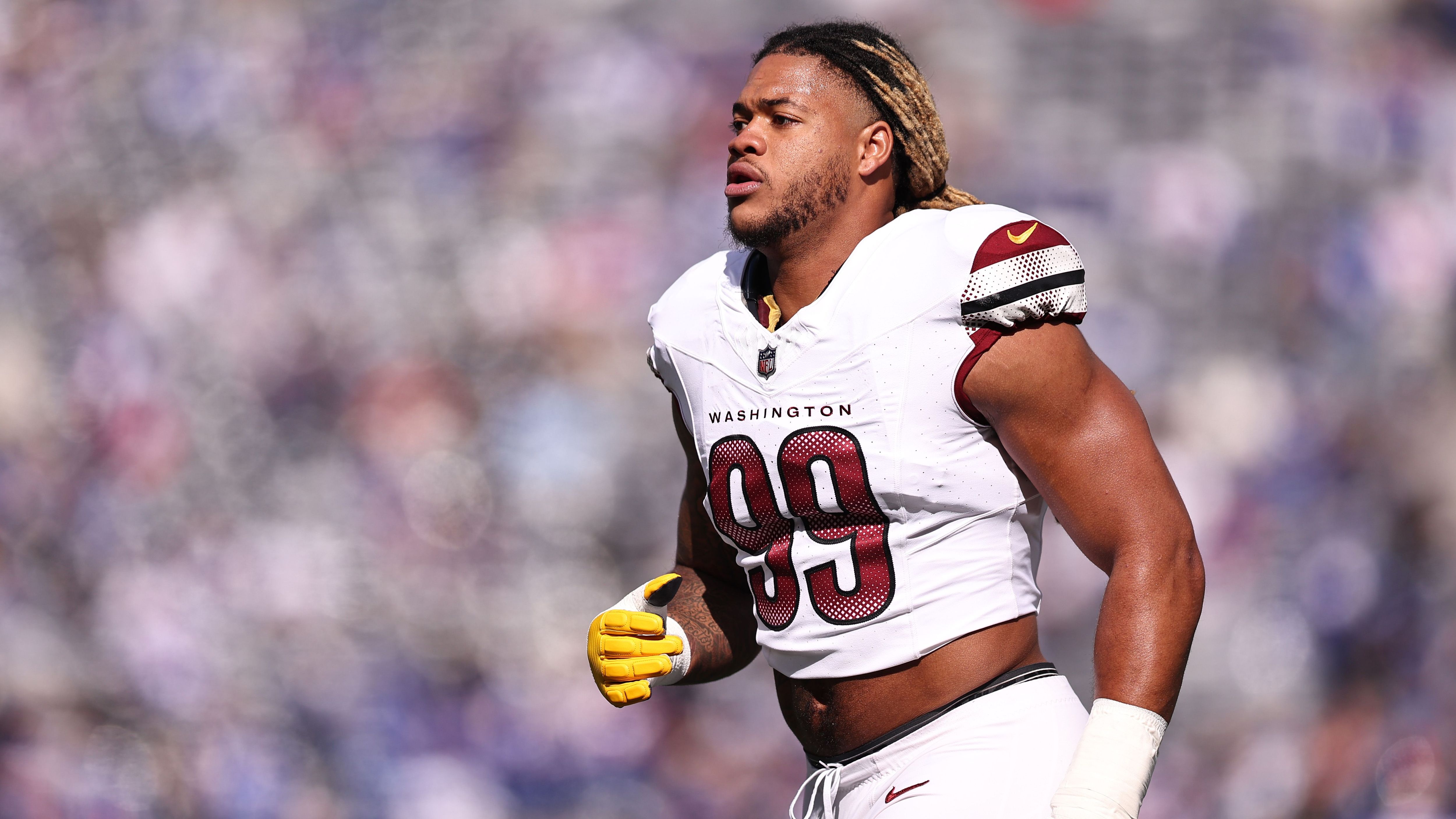 <strong>Chase Young (Washington Commanders)</strong><br>Laut "NBC Sports" sind die Chicago Bears an einem Trade für Pass Rusher Chase Young interessiert. Der ehemalige "Defensive Rookie of the Year" zog sich 2021 einen Kreuzbandriss zu, von dem er erst vergangene Saison in Woche 15 zurückkehrte. Der 24-Jährige ist nun in seinem letzten Vertragsjahr und scheint wieder gesund zu sein - 2023 sammelte er bisher fünf Sacks in sechs Partien.