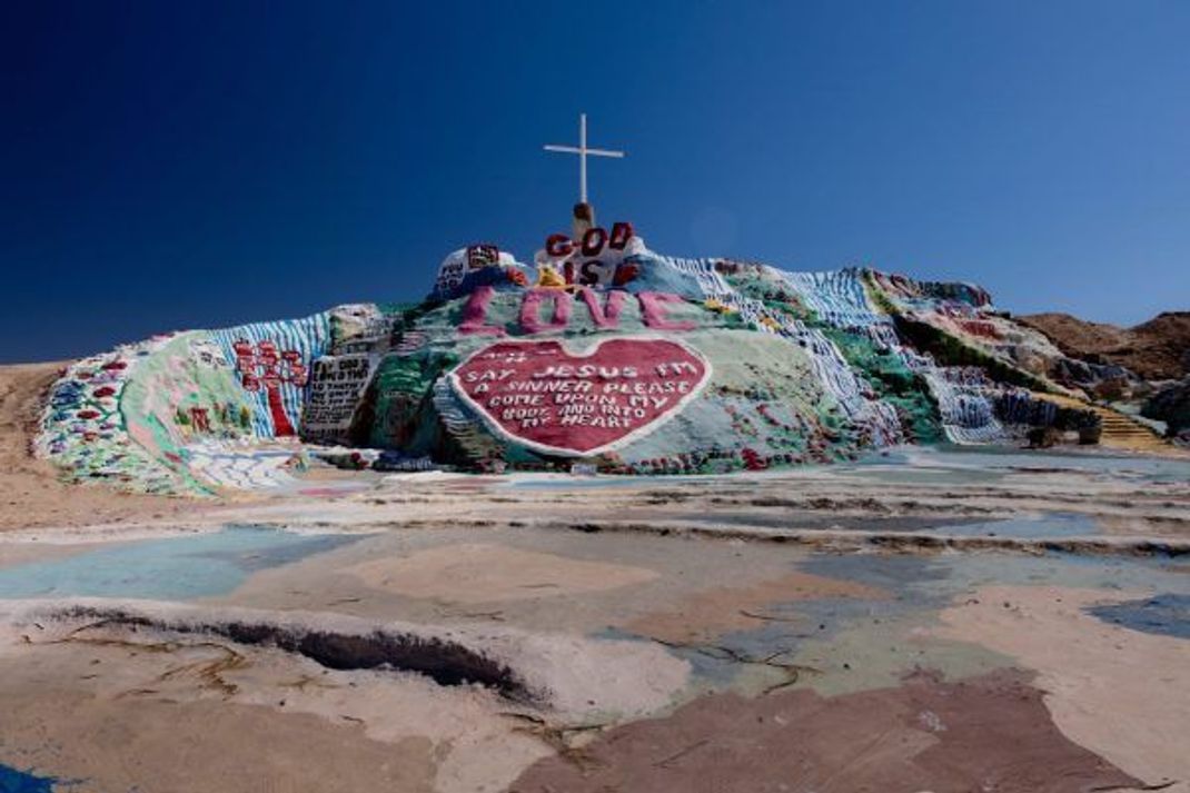 "Salvation Mountain": Leonard Knight brauchte beinahe 3 Jahrzehnte und über 350.000 Liter Farbe, um den Berg zu gestalten.