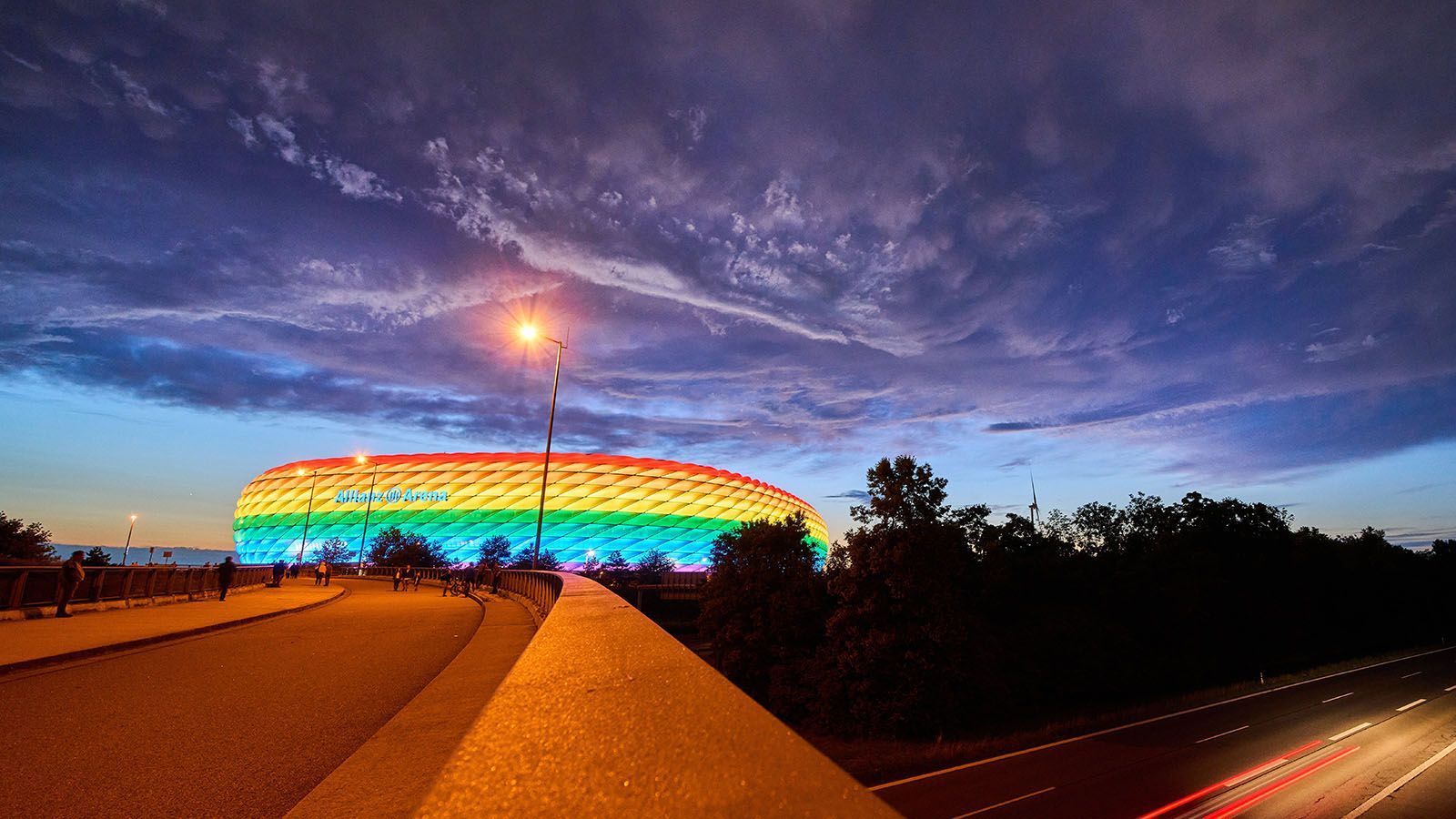 
                <strong>München: Stadion </strong><br>
                Die Allianz Arena wurde vor der WM 2006 erbaut und bietet 75.024 Plätze. Ihr Bau kostete 340 Millionen Euro. Im Stadion werden ausschließlich die Heimspiele des FC Bayern München ausgetragen, dem das Stadion auch gehört. Die Arena kann das Spielfeld nicht überdachen und hat ein Spielfeld in der Größe von 105m x 68m. Die Esplanade vor der Arena bietet ebenfalls genügend Platz, um zusätzliche Aufbauten realisieren zu können.
              