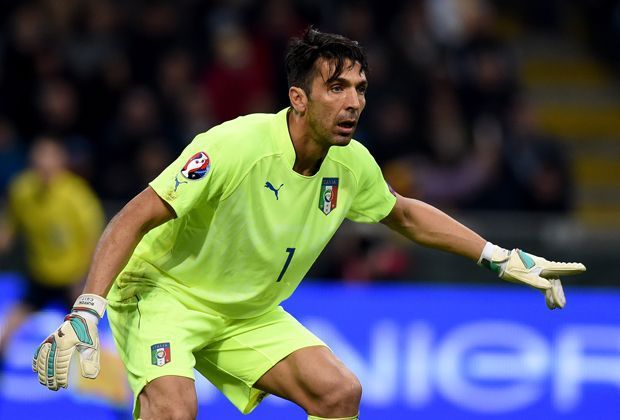 
                <strong>Gianluigi Buffon</strong><br>
                Die Torwart-Position besetzt Ronaldinho mit Italien-Legende Gianluigi Buffon. Begründung: "Buffon spielt schon so lange auf so einem hohen Niveau."
              