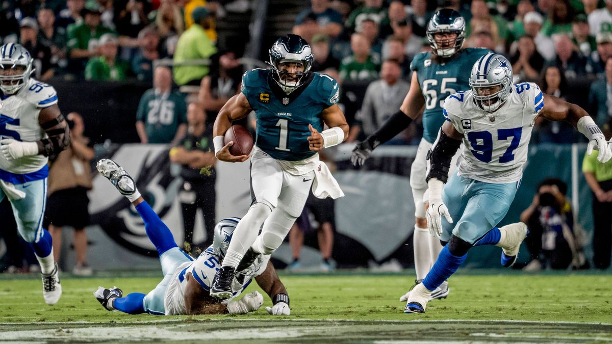 September 4, 2025, Philadelphia, Pa, USA: Philadelphia Eagles quarterback Jalen Hurts (1) rushes the ball during the NFL, American Football Herren, USA football matchup between the Dallas Cowboys a...