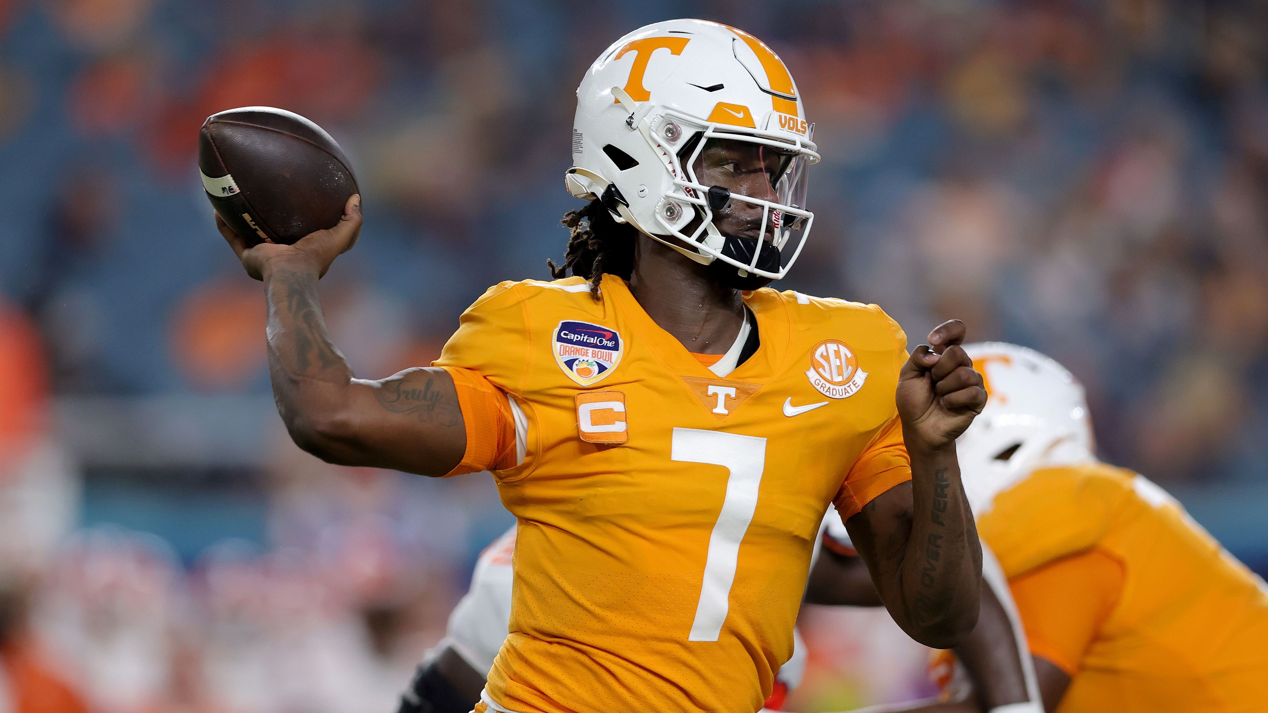 <strong>12. Tennessee Volunteers: Joe Milton III</strong><br>Miltons Karriere war bisher von Höhen und Tiefen geprägt, auf ganzer Ebene konnte er in drei Jahren bei Michigan und zwei bei Tennessee noch nicht überzeugen. Er hat wohl den stärksten Arm im College Football, doch bisher fehlte ihm eine beständige Passgenauigkeit. Die Volunteers erhoffen sich, dass Milton in seiner letzten College-Saison den entscheidenden Schritt nach vorne macht.