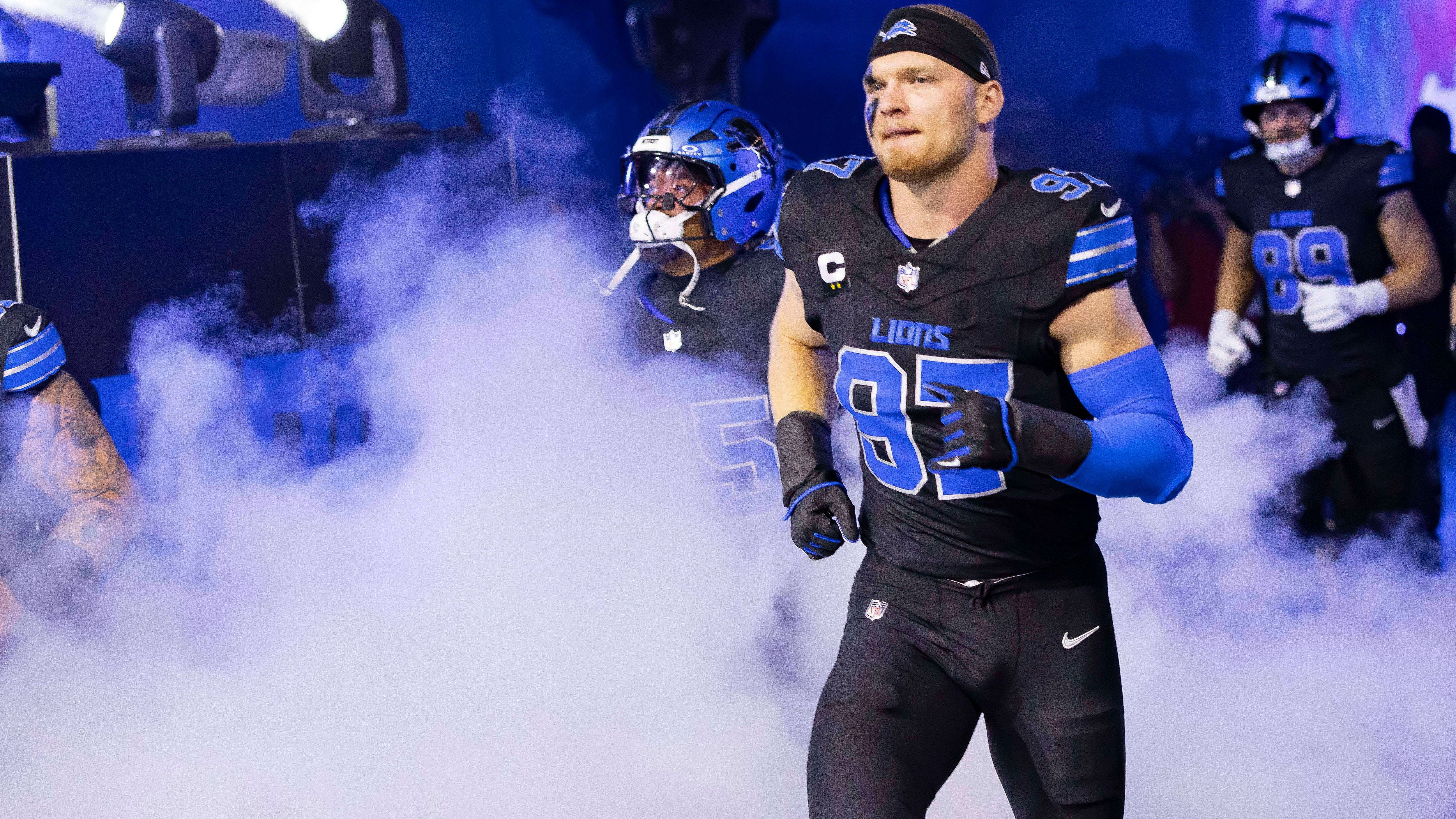 <em><strong>Aidan Hutchinson (Detroit Lions)</strong><br>Die Detroit Lions binden einen weiteren Leistungsträger langfristig an sich. Nach Jameson Williams und Kerby Joseph verlängerte nun auch Defensive End Aidan Hutchinson in Detroit. Der Edge Rusher unterschrieb nach Informationen von Ian Rapoport für vier weitere Jahre. Teil des Deals ist die Fifth-Year-Extension für die Saison 2026. die ihm im kommenden Jahr knapp 21 Millionen Dollar einbringt.</em>