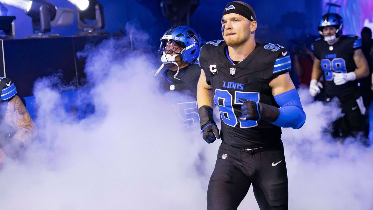 NFL, American Football Herren, USA Tampa Bay Buccaneers at Detroit Lions Oct 20, 2025; Detroit, Michigan, USA; Detroit Lions defensive end Aidan Hutchinson (97) takes the field before the game at F...