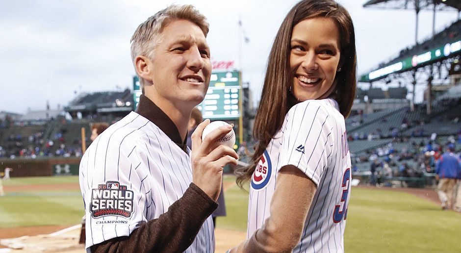 
                <strong>Schweini goes Baseball</strong><br>
                Schweini und Ana kurz vor dem First Pitch. Man sieht dem Fußballer an, dass er wohl noch nicht allzu oft einen Baseball in der Hand hatte.
              