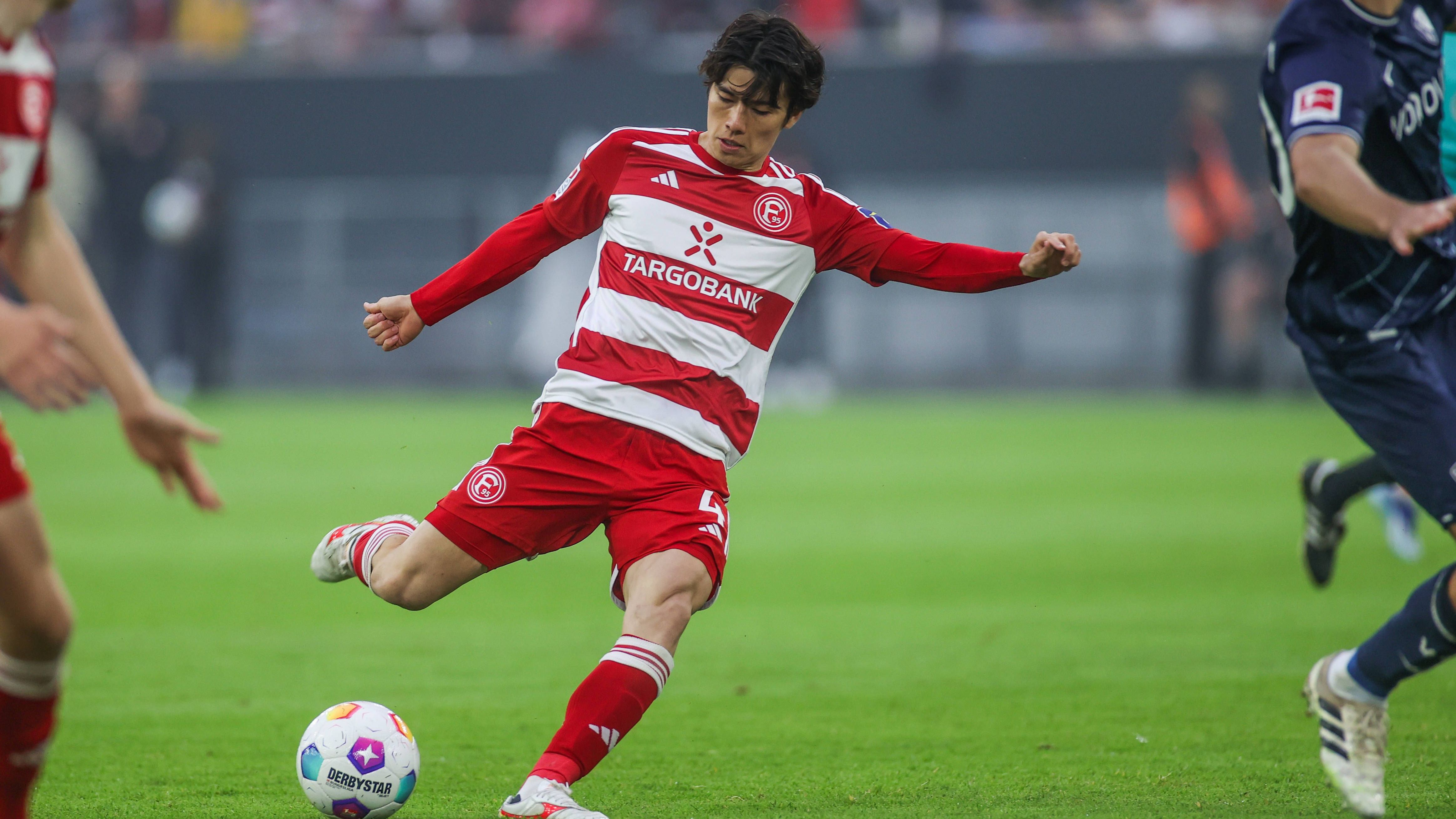 <strong>Ao Tanaka (Fortuna Düsseldorf)</strong><br>Gute Balleroberung in der ersten Minute, die gleich zur ersten Fortuna-Chance führt. Ansonsten aber nicht so präsent, wie noch im Hinspiel, als er als sicherer Passgeber immer wieder gefährliche Konter einleitete. <strong><em>ran</em>-Note: 4</strong>