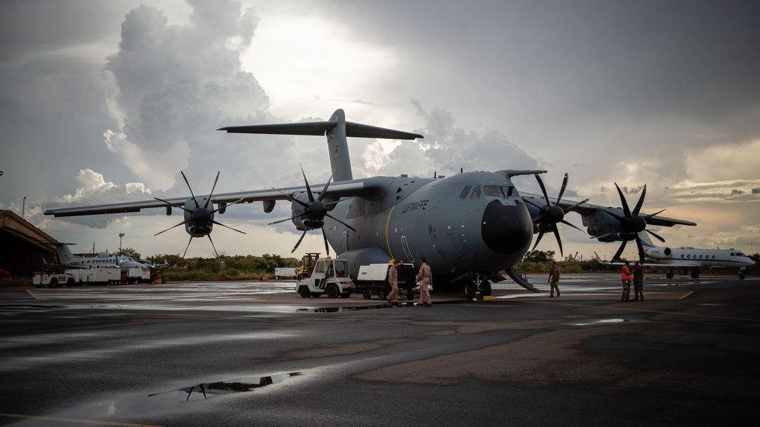 Ein Militärflugzeug mit 60 verbliebenen deutschen Soldaten in Niger ist am Freitagabend auf dem Fliegerhorst im niedersächsischen Wunstorf gelandet.